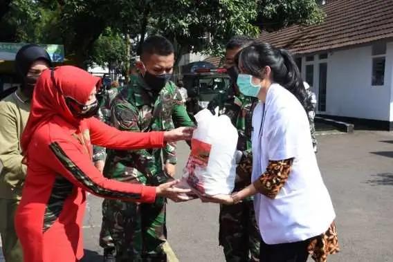 Ketua Persit KCK Daerah III/Siliwangi Serahkan 500 Paket Sembako Bagi Tenaga Medis