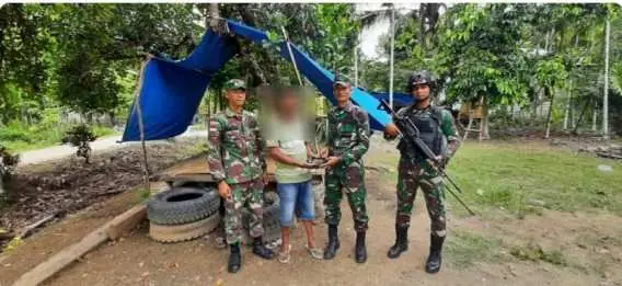 Berkah Idul Fitri, Warga Papua Sukarela Serahkan Senjata ke Satgas Yonif Raider 300/Bjw