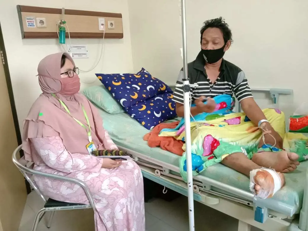 Sedang Terbaring Lemah di RS, Ketua IWO Purwakarta Mendapat Kunjungan Wakil Ketua DPRD