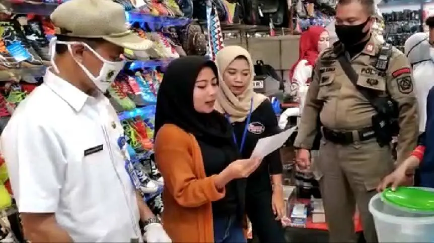 Camat Cisarua Terjun Langsung Berikan Sanksi kepada Pelanggar PSBB