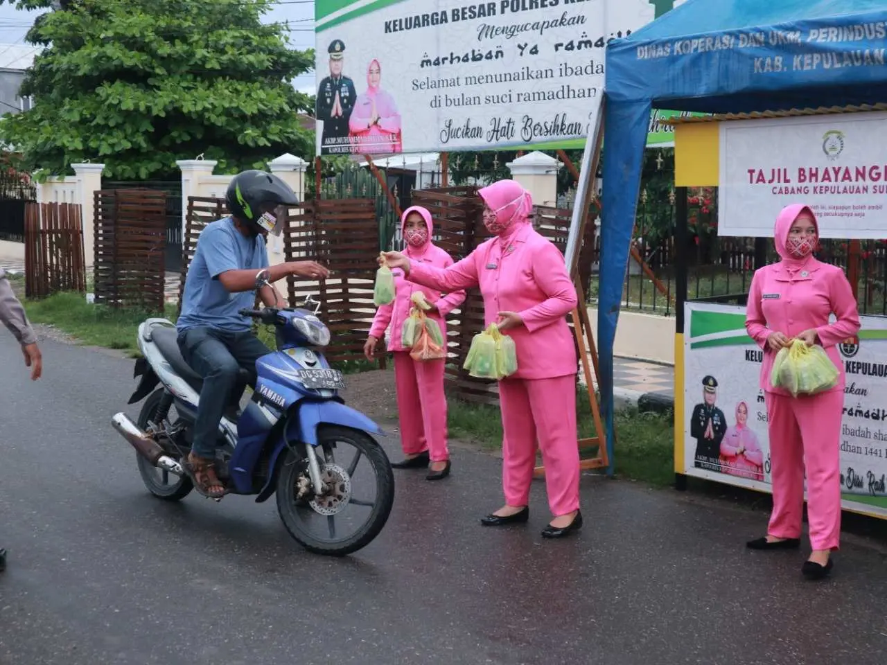 Bhayangkari Polres Kepsul Bagikan Takjil Gratis kepada Pengendara dan Pejalan Kaki