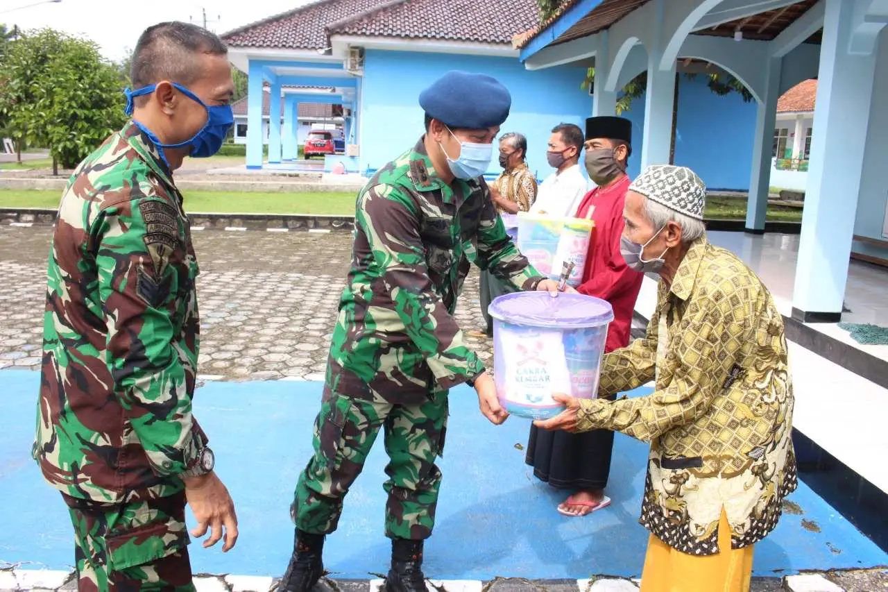 Danlanud JB Soedirman Berikan Paket Lebaran Kepada Pengurus Masjid Al-Ikhlas