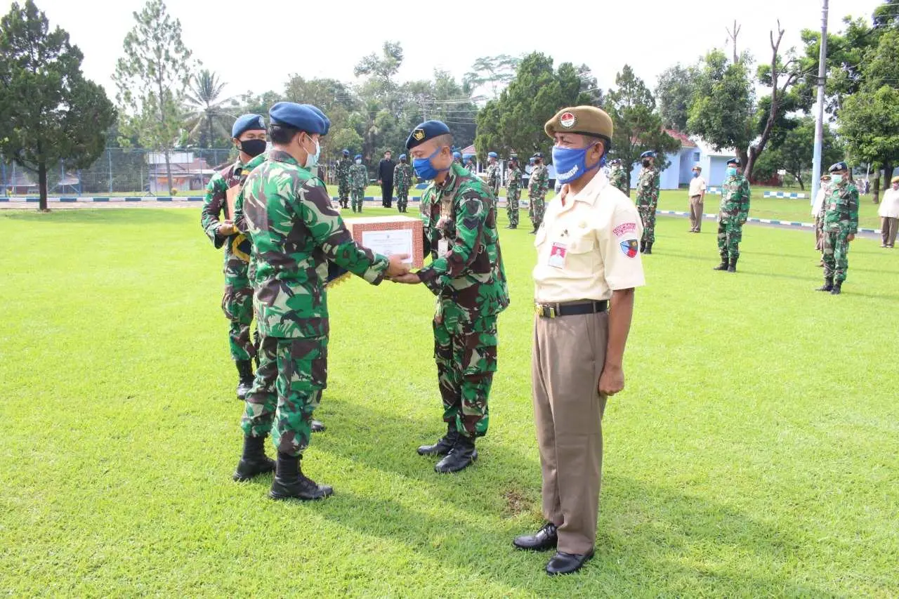 Danlanud Jenderal Besar Soedirman Bagikan Paket Lebaran