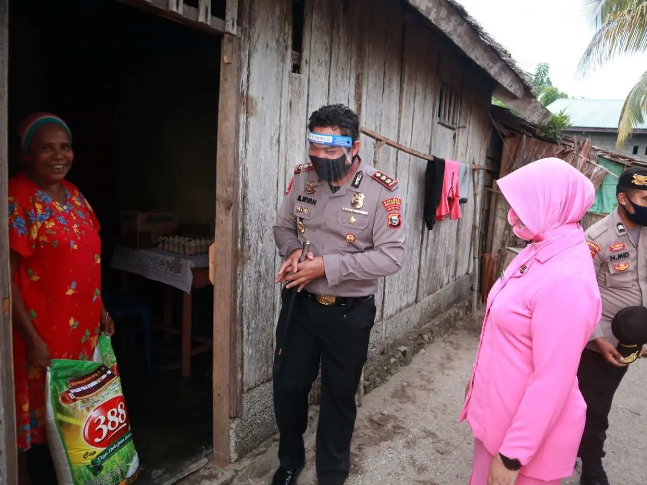 Peduli Covid-19, Kapolres dan Ketua Bhayangkari Cabang Kepsul Bagikan Sembako kepada Warga