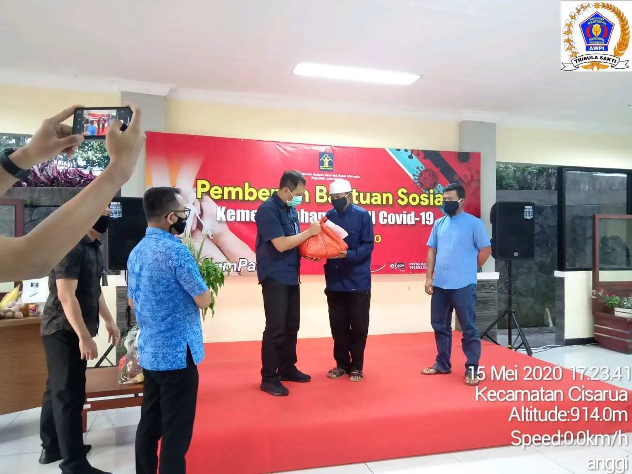 Kemenkumham Bagikan Bantuan Paket Sembako kepada Warga Cisarua