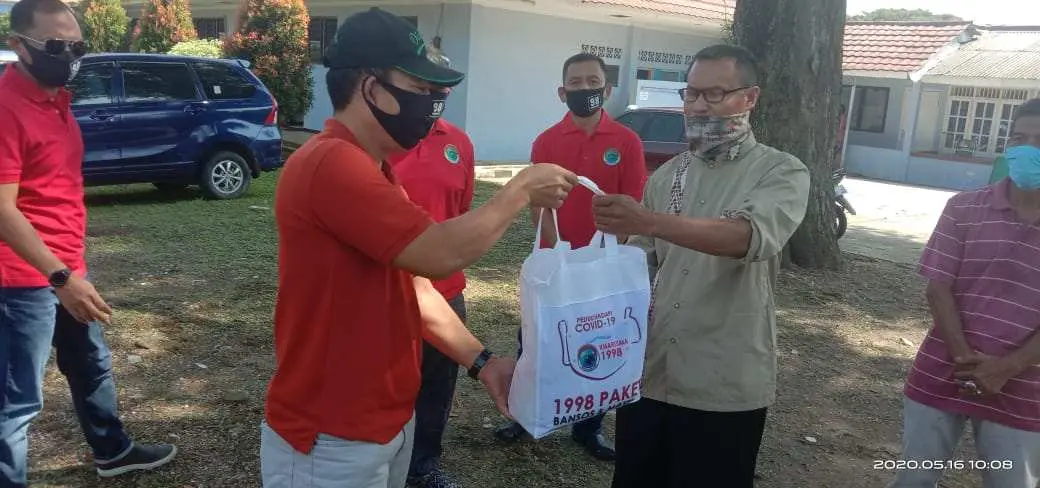 Kharisma-AU ’98 Wilayah Bogor Berikan Bantuan Paket Sembako dan Masker di Tengah Pandemi Covid-19