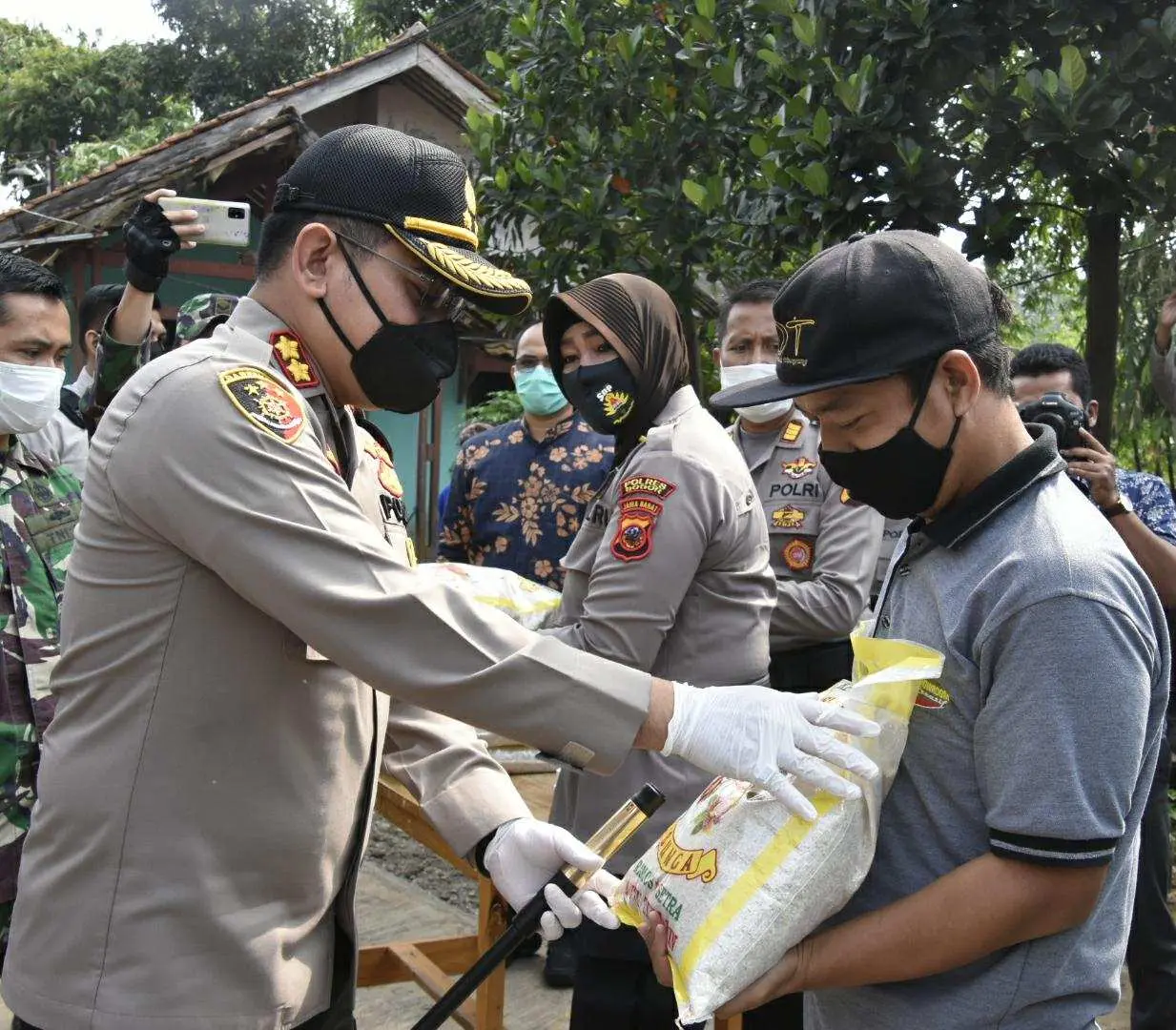 Baksos Serentak Tahap 2 Polres Bogor, Salurkan 5 Ton Beras Bagi Warga Terdampak Covid-19