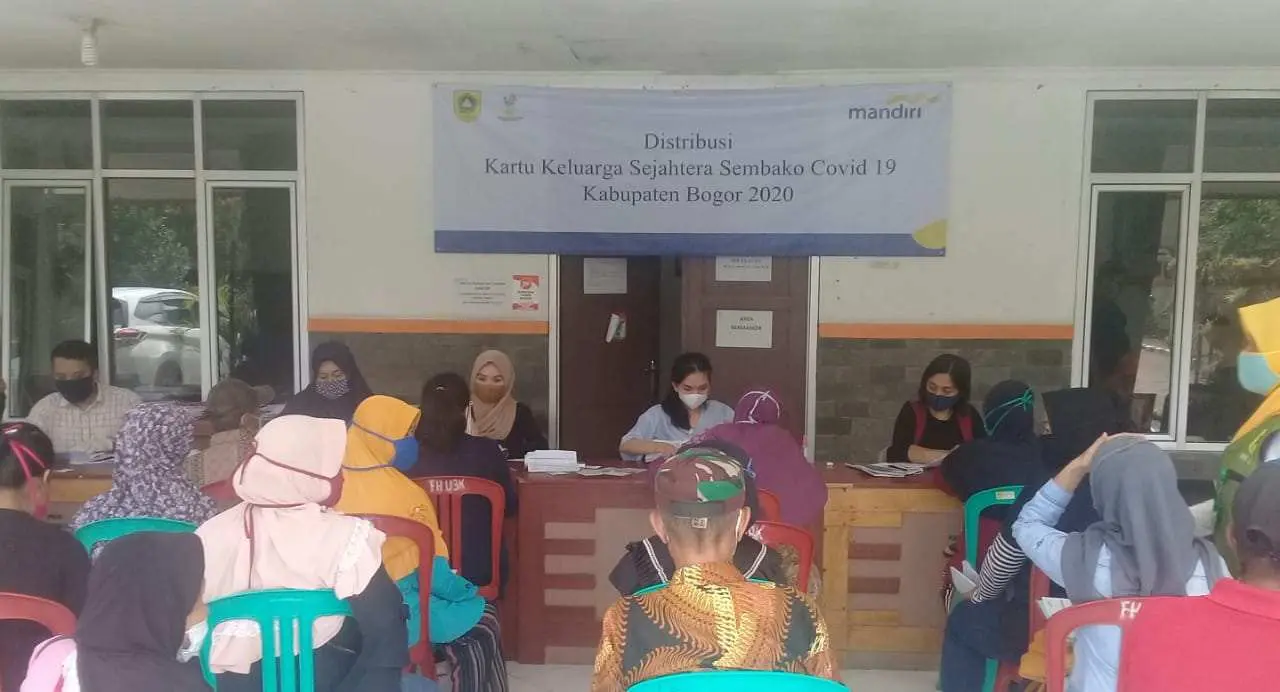 Kelurahan Cibinong Distribusikan KKS Covid-19 Bantuan Sembako 9 Bulan