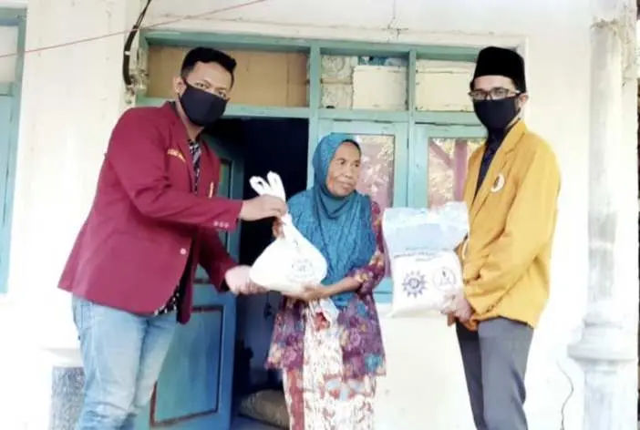 Pemuda Muhammadiyah Pragaan Salurkan 150 Paket Sembako untuk Guru Ngaji dan Kaum Dhuafa