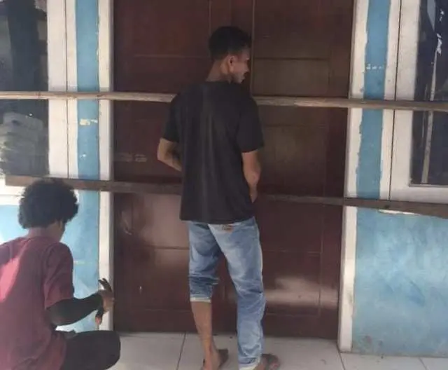 Lantaran Kesal Terhadap Kades, Anggota HIPMAWI Palang Kantor Desa Wai Ina