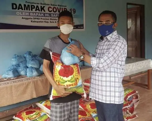 Reses Anggota DPRD Maluku Utara Sekalian Bagi-bagi Sembako kepada Warga di 10 Desa