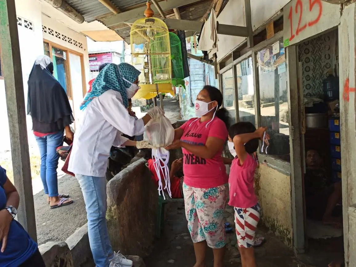 Belum Terima Gaji, Guru Honorer Ini Tetap Mengajar Bahkan Berbagi Rezeki