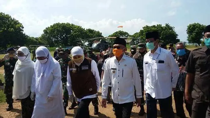 Kunker ke Pulau Raas, Gubernur Jatim Berikan Bantuan Sembako dan Logistik Kesehatan