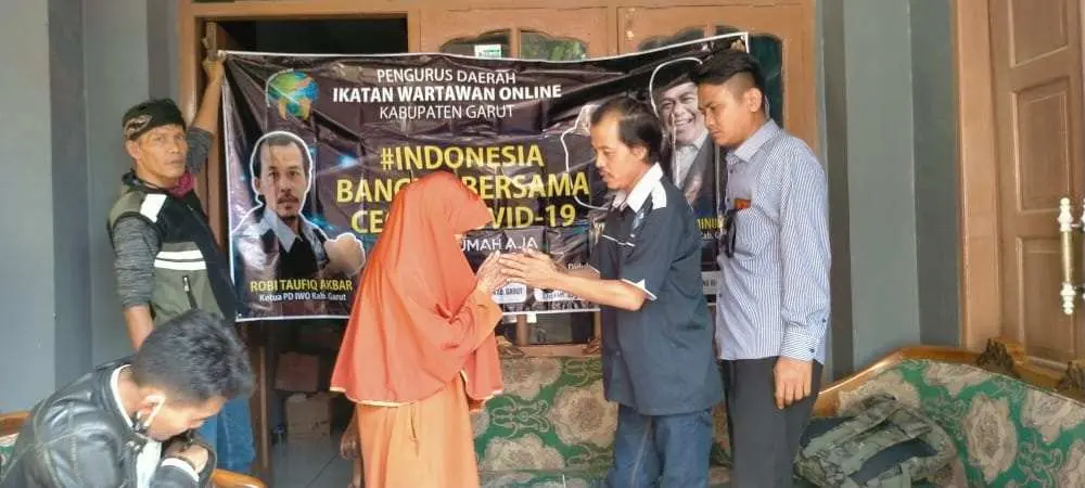 IWO dan Kadin Garut Salurkan Bantuan Pembangunan Rumah Ma Minah Guru Ngaji