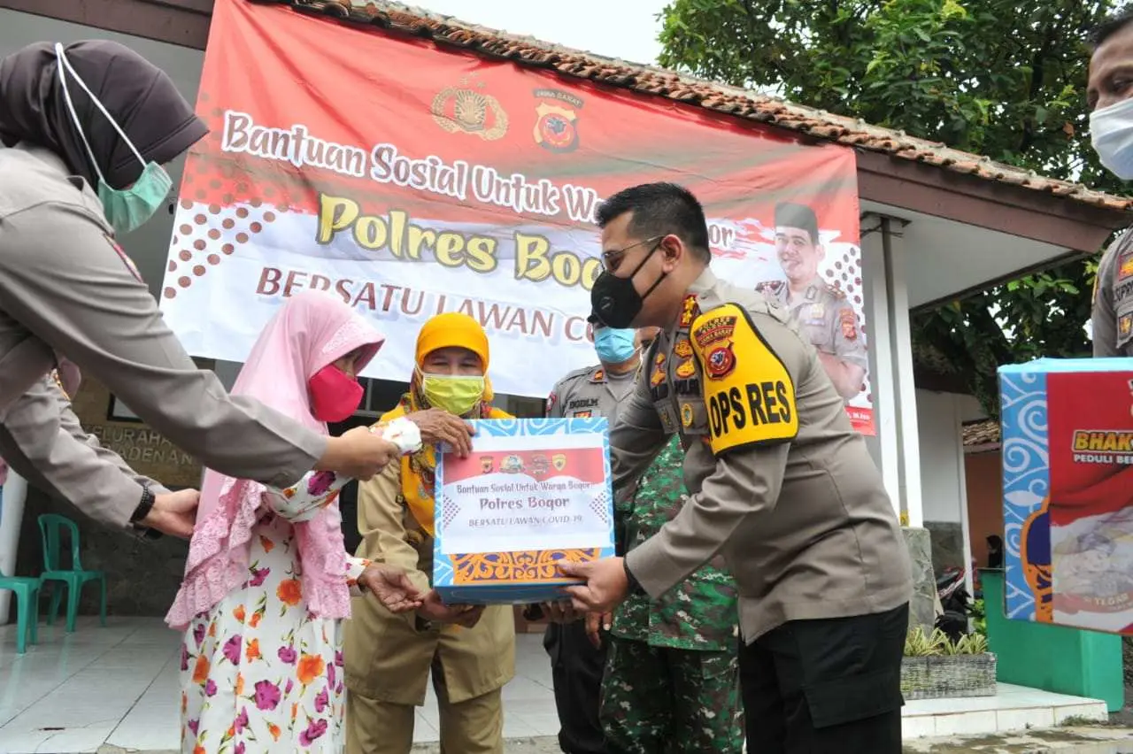 Gerakan Baksos Polri Peduli Covid-19, Polres Bogor dan Jajaran Bagikan Paket Sembako