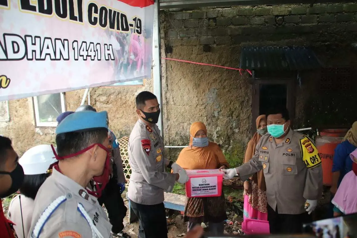 Gerakan Baksos Polri Peduli Covid-19, Polda Jabar dan Jajaran Bagikan 40 Ribu Lebih Paket Sembako
