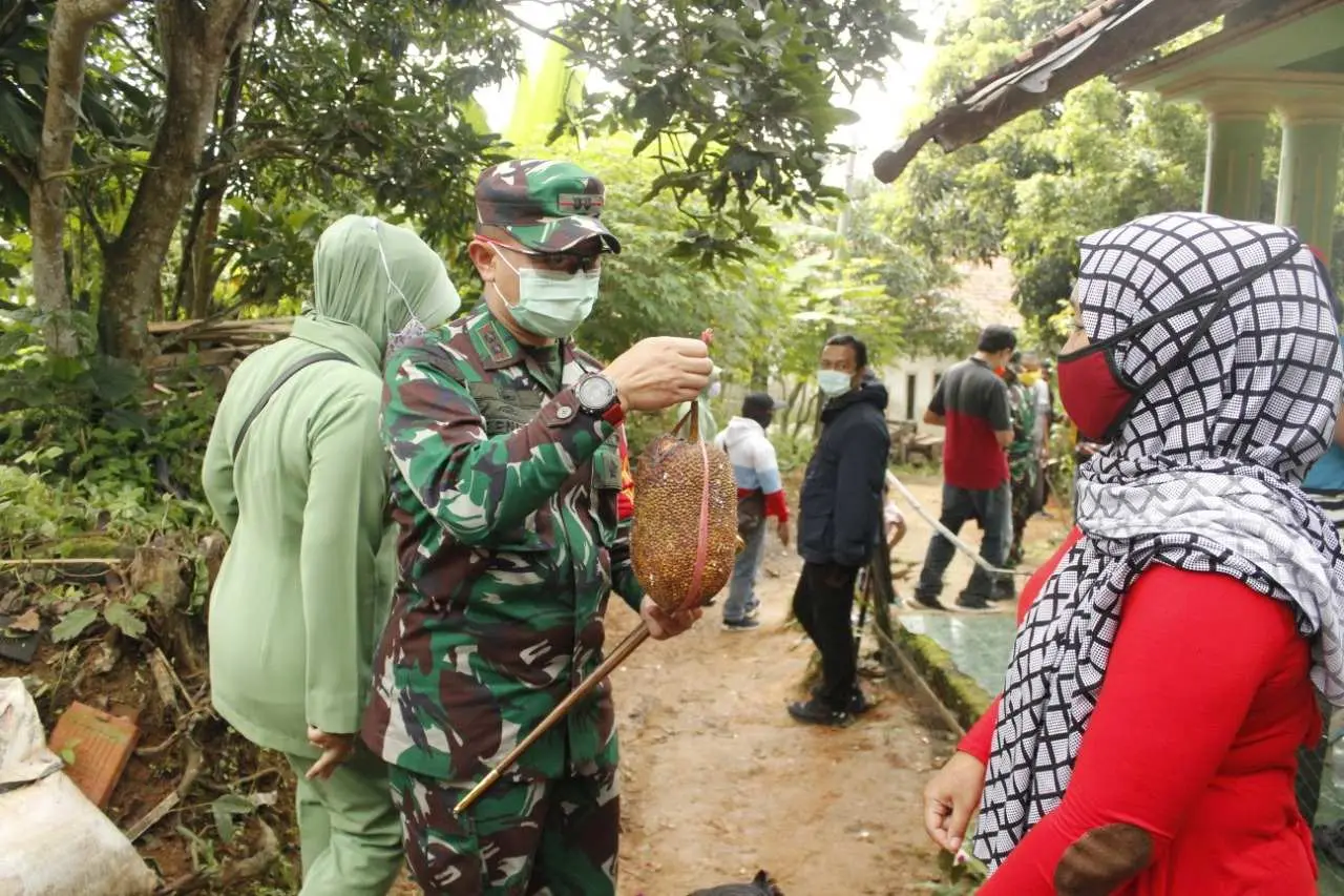 Buah Campedak Sebagai Tanda Cinta Warga ke TNI