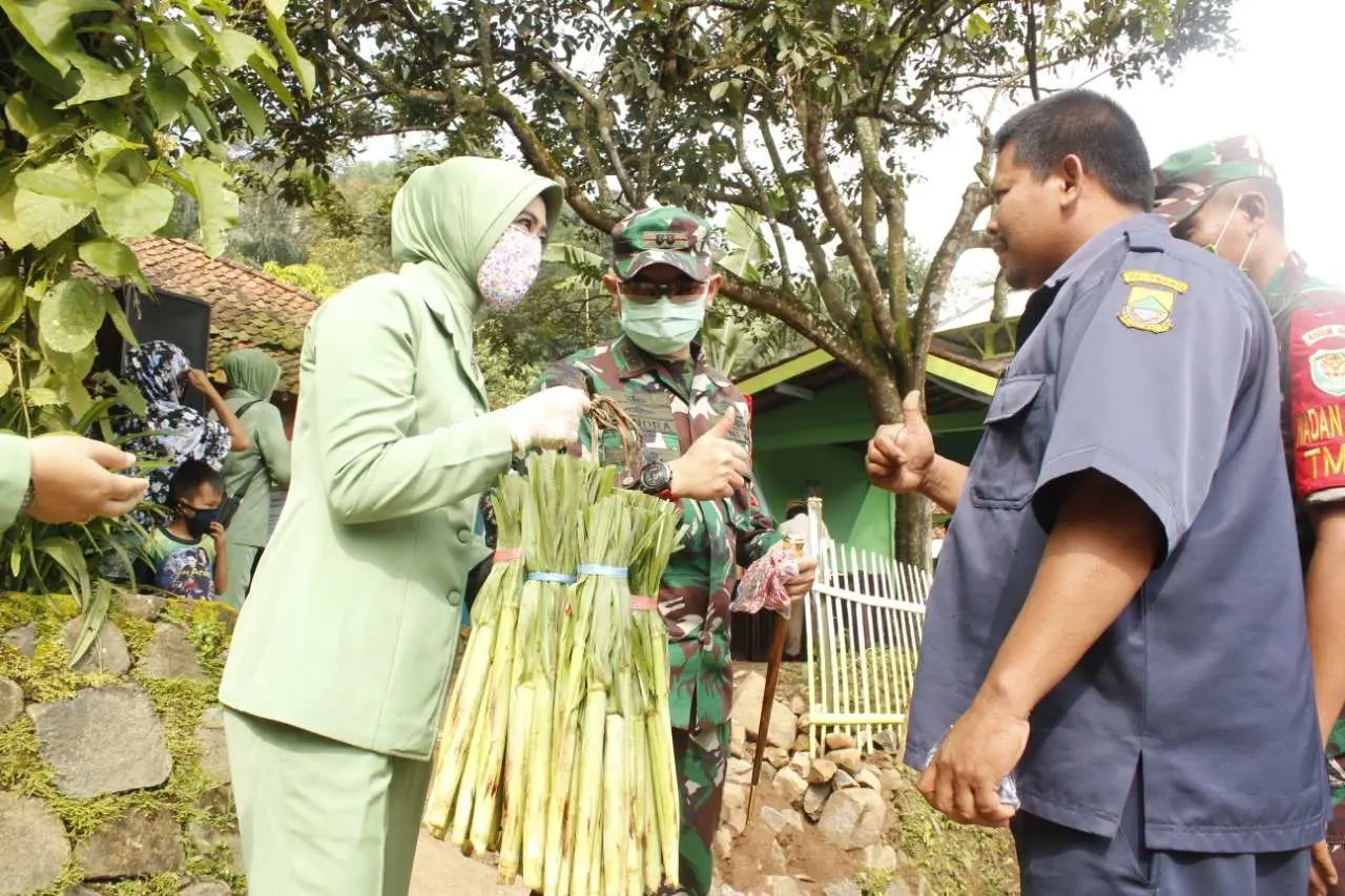 Penutupan TMMD 107 Kodim Cianjur, Warga Berikan Cinderamata ke Dansatgas