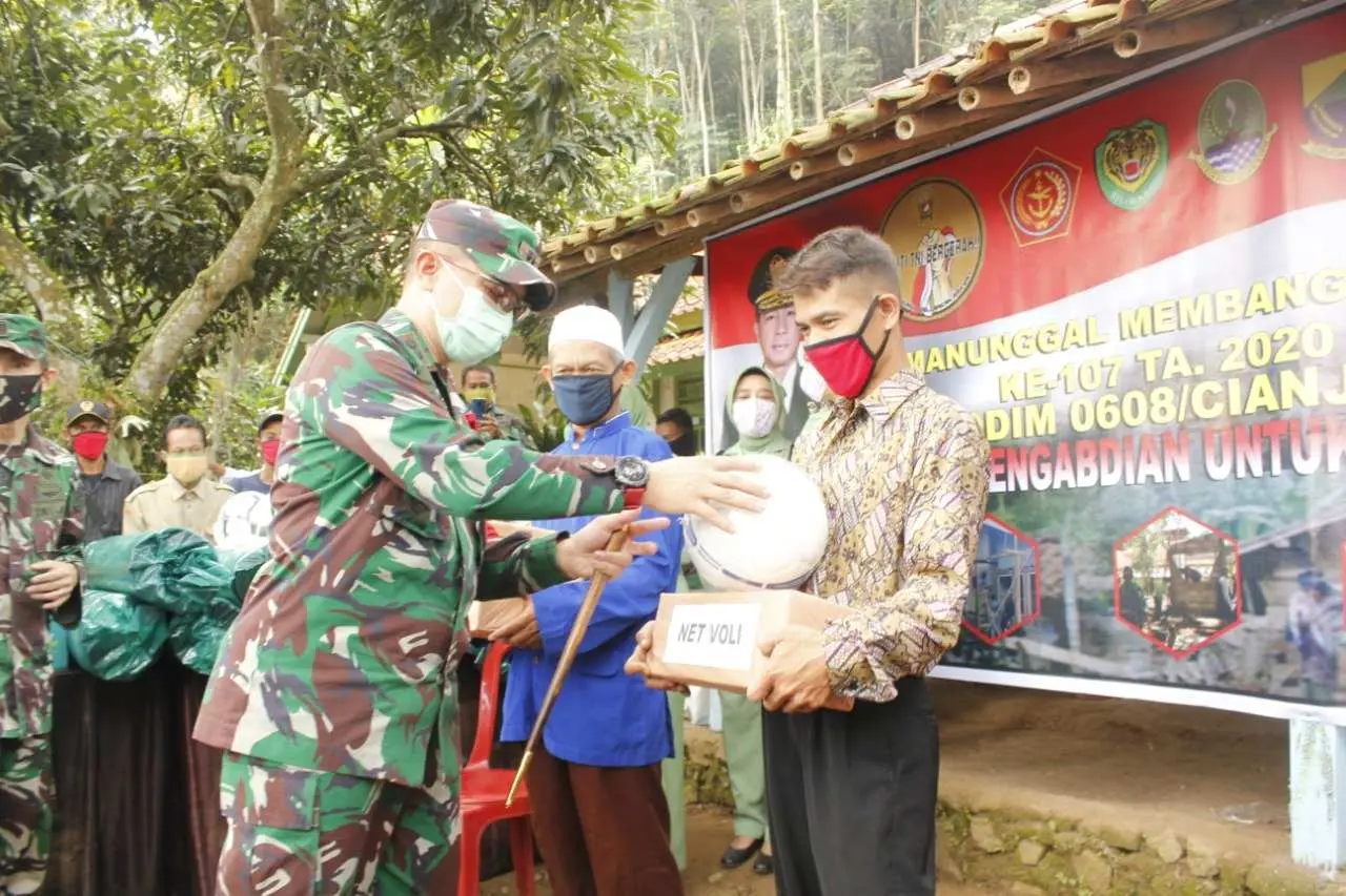 Dansatgas TMMD 107 Kodim 0608/Cianjur Berikan Bantuan Alat Olahraga