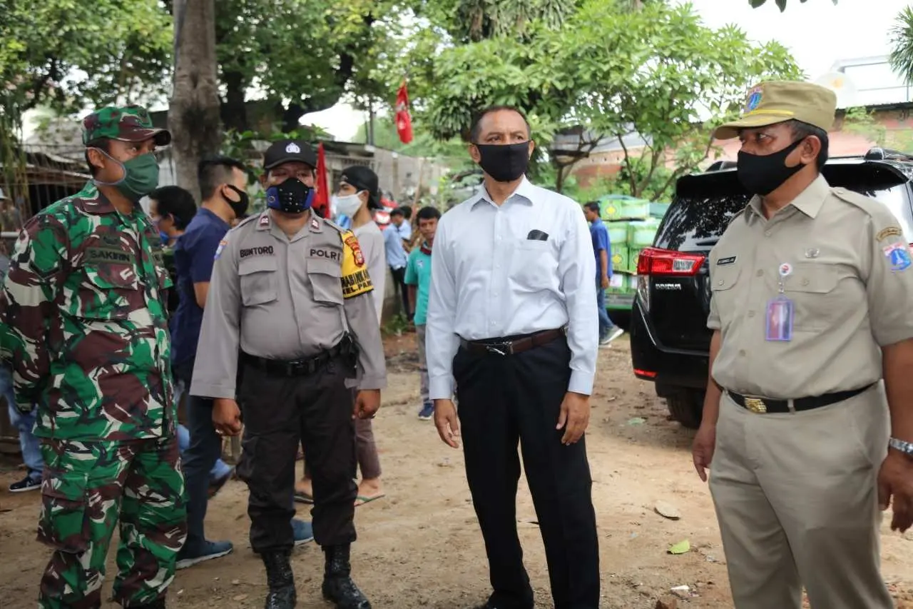 Polri Bagikan Sembako dan Masker Bantu Masyarakat di Tengah Wabah Pandemi Covid-19