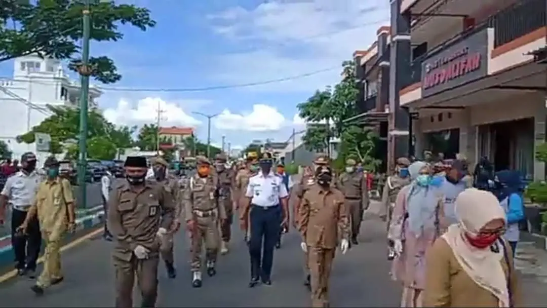 Antisipasi Merebaknya Covid-19, Disdik Kabupaten Sumenep Bagi-bagi Masker Gratis kepada Masyarakat