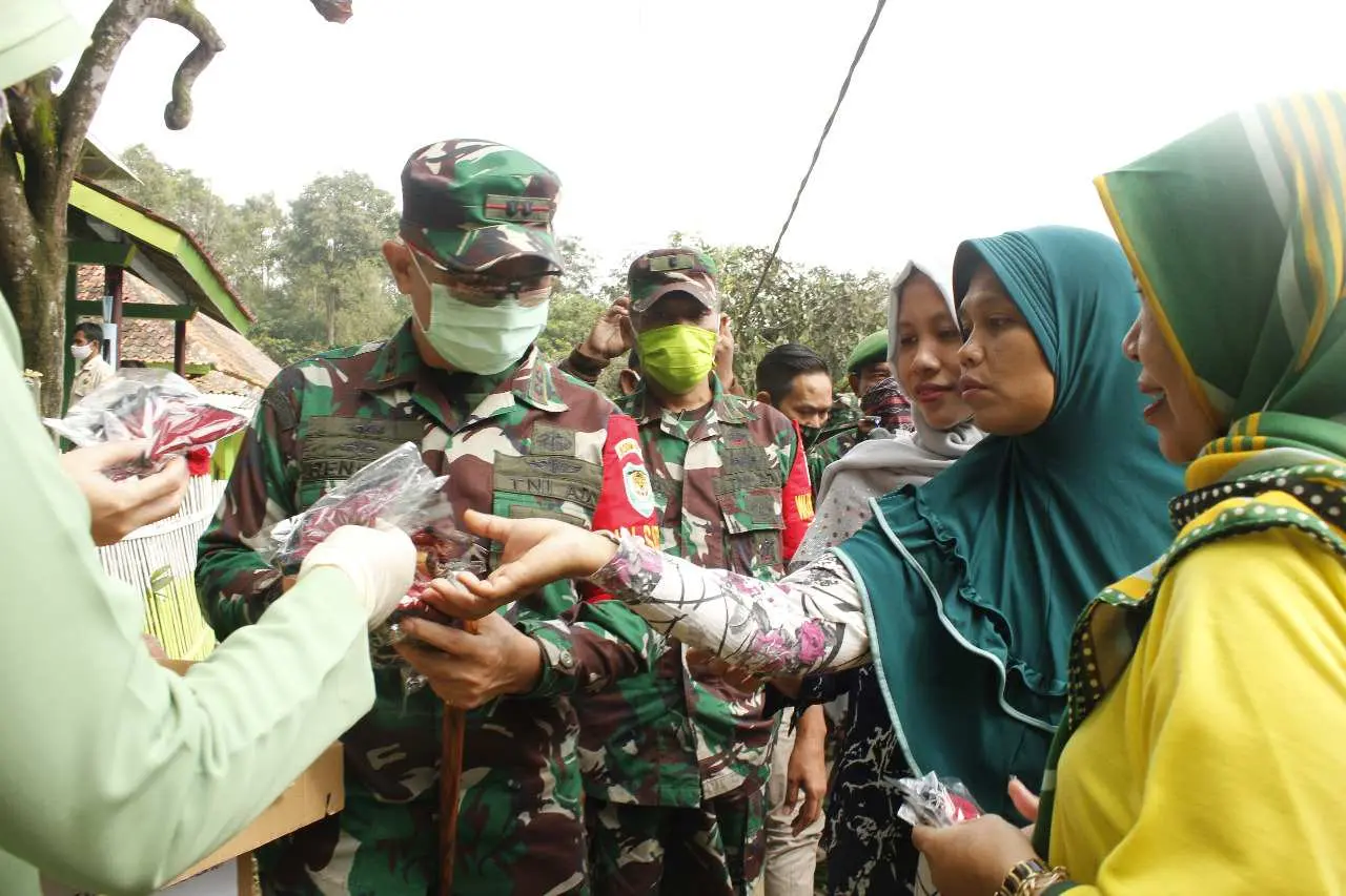 Kodim 0806/Cianjur Bagikan 1000 Masker dan Lakukan Penyemprotan Disinfektan