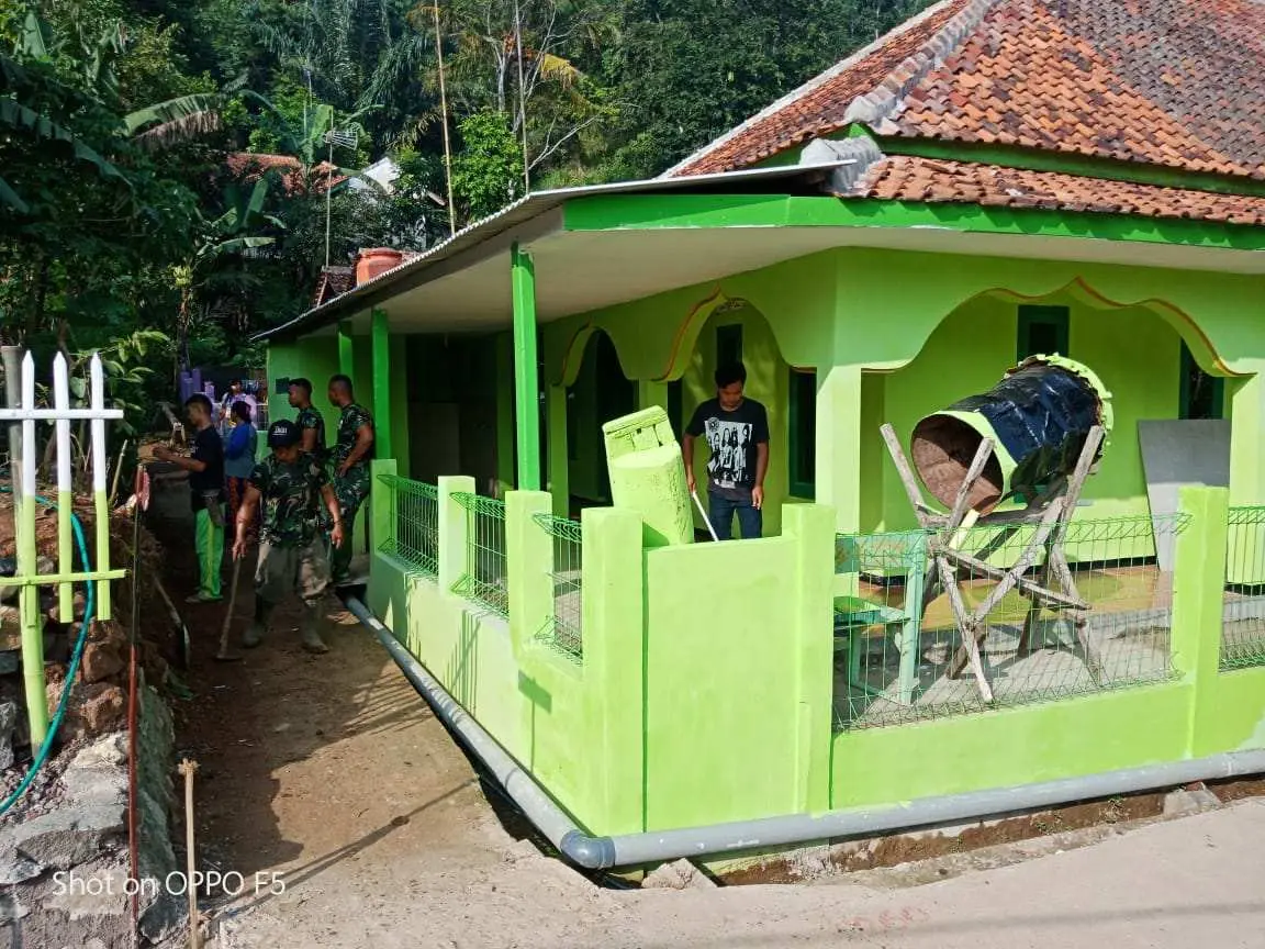 Jelang Penutupan, Satgas TMMD 107 Kodim Cianjur Giat Bersih-bersih Bersama Warga