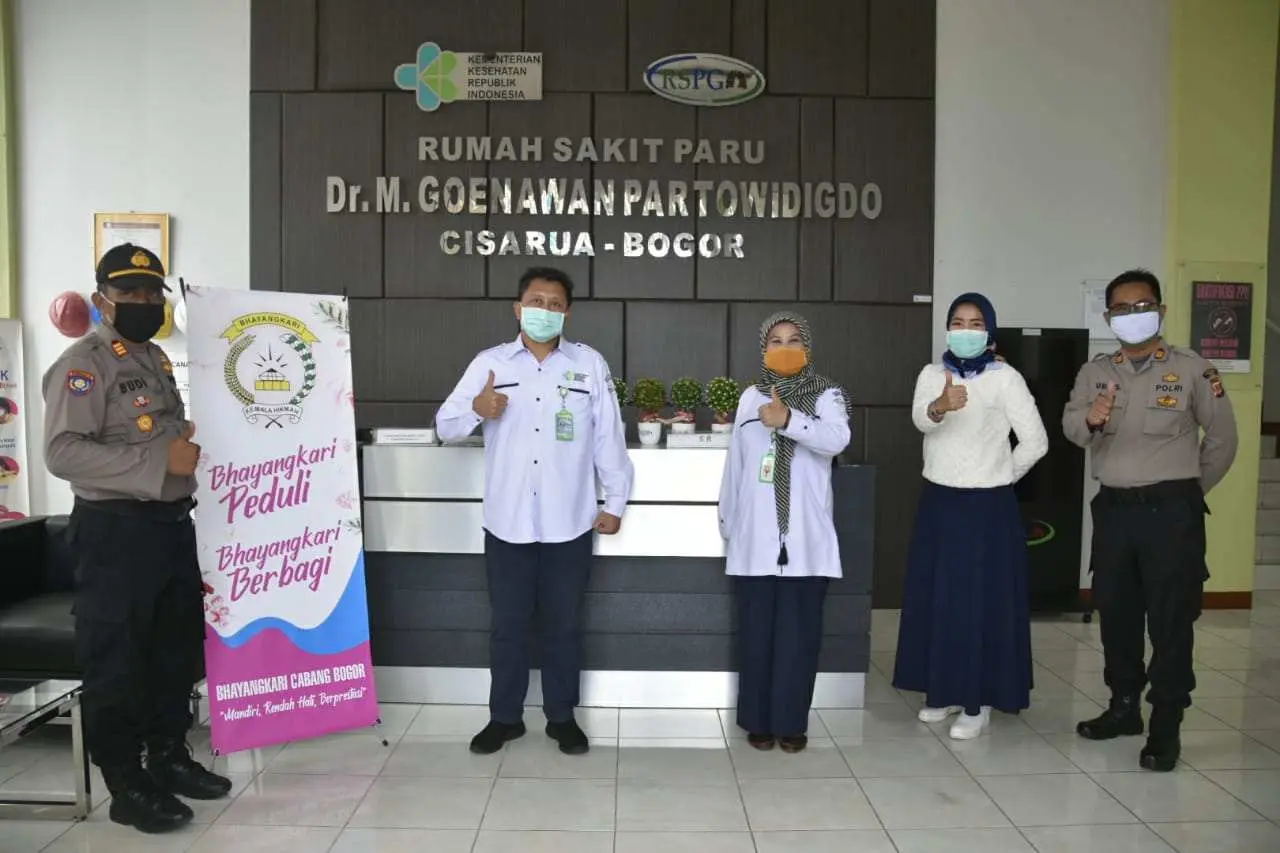 Datangi Sejumlah Rumah Sakit, Polres Bogor Berikan Bantuan APD Covid-19