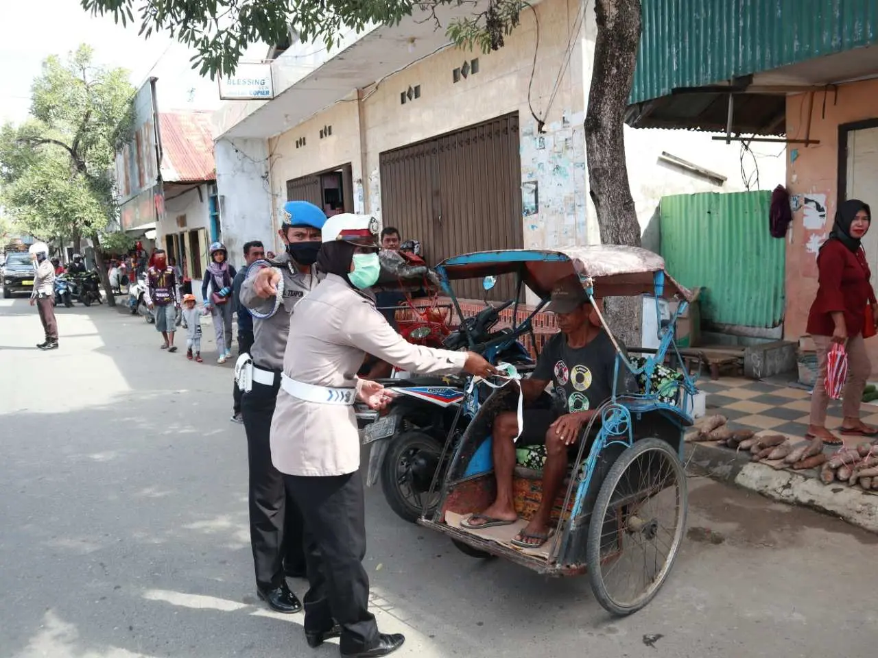 Upaya Memutus Rantai Covid-19, Sat Lantas Polres Kepsul Bagikan Masker kepada Warga