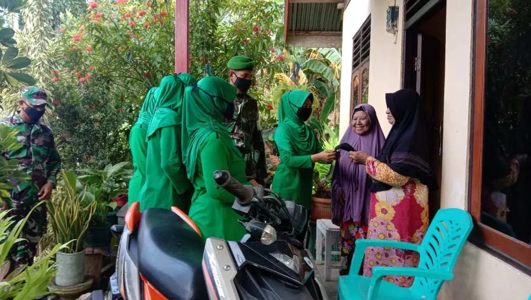 Cegah Covid19, Satgas TMMD ke 107 Kodim 1510/Sanana dan Ibu Persit Bagi-bagi Masker