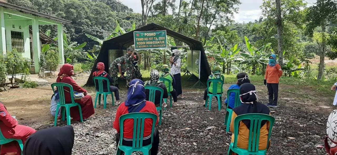 Kodim 0608 Cianjur bersama BKKBN Sosialisasikan Physical Distancing Pencegahan Covid-19 di Lokasi TMMD
