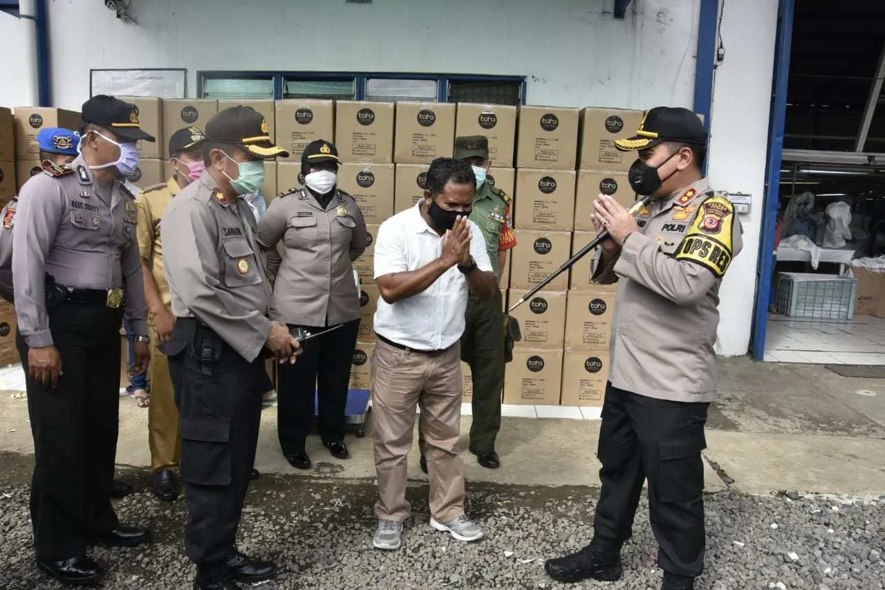 Kapolres Bogor Lakukan Pengecekan Physical Distancing di Pabrik Pembuatan APD
