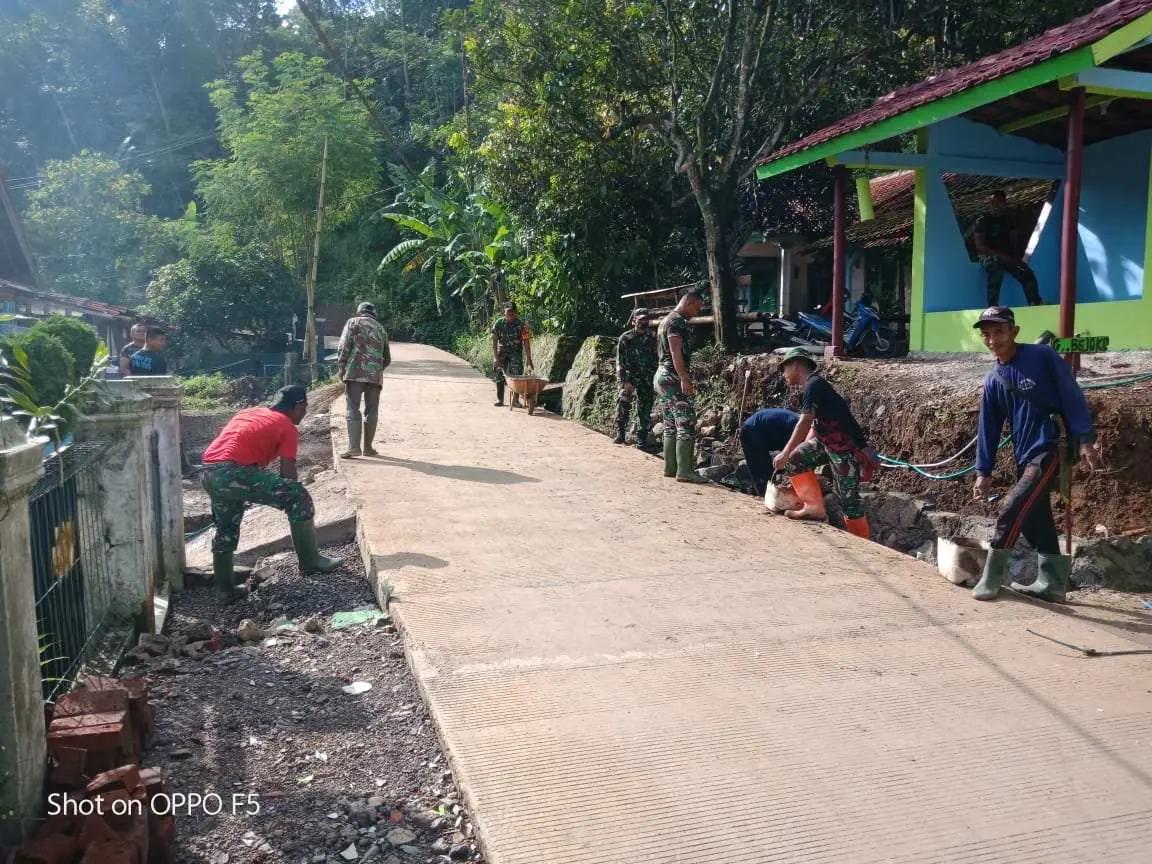 Bentuk Kepedulian, Satgas TMMD Bantu Warga Bersih-bersih Lingkungan