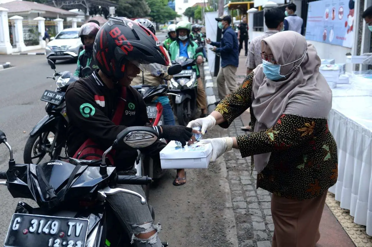 Istana Berbagi, Setpres Bagikan Ratusan Paket Nasi Box bagi Para Pengendara