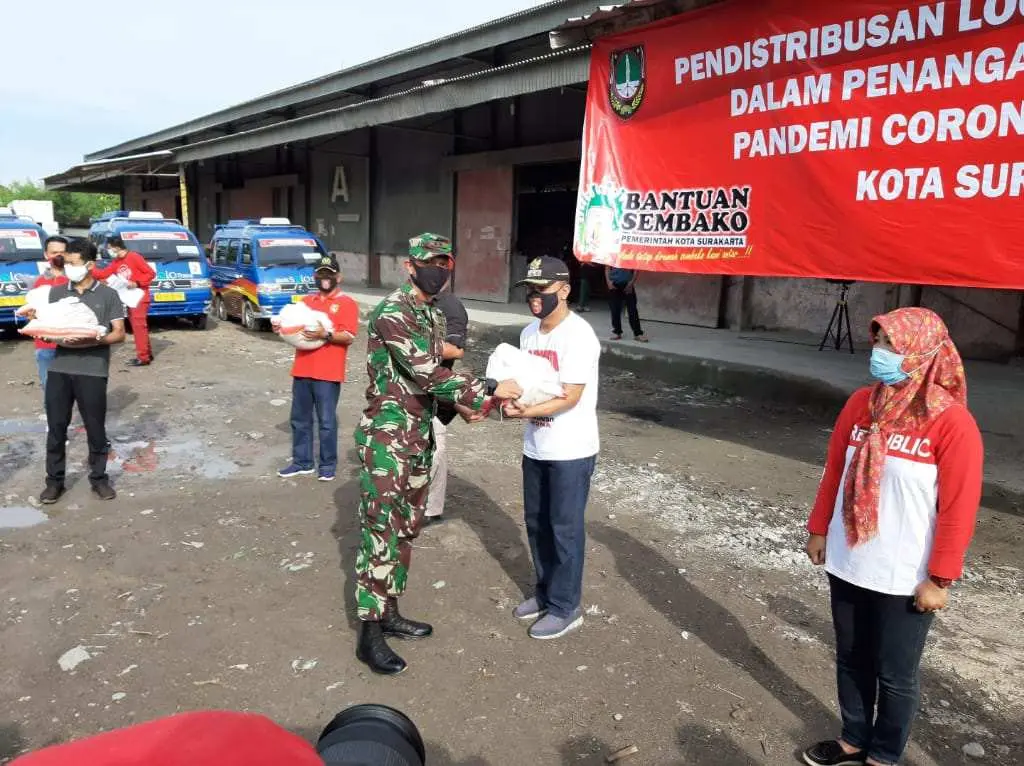 Tanggap Darurat Covid-19, Dandim Solo dan Forkopimda Distribusikan Bantuan Logistik Pengamanan Sosial