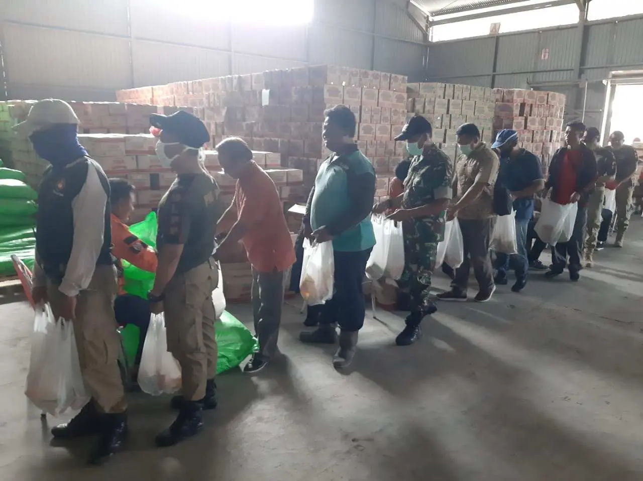 Peran Aktif Danramil 04/Jebres dan Babinsa Packing Sembako Gratis