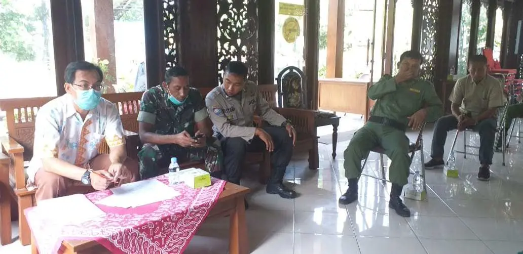 Babinsa Nusukan Hadiri Rakor Penerimaan Bantuan Warga Miskin
