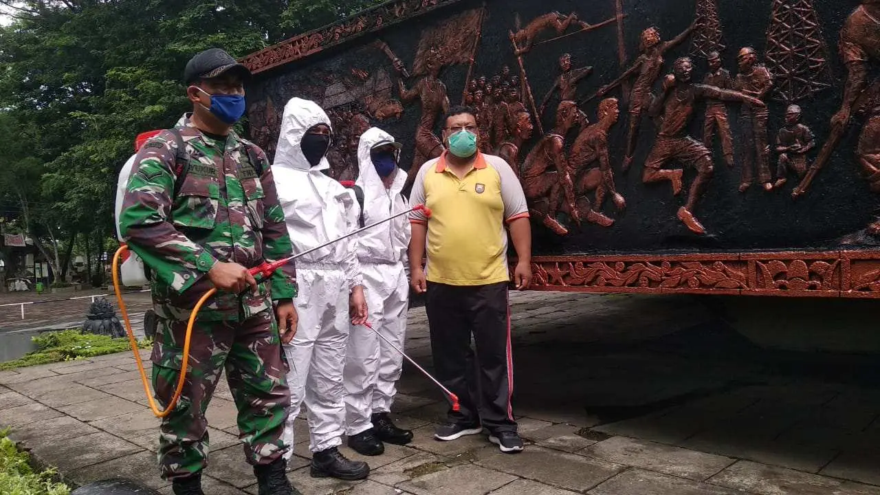 Serda Rohman Syukur Lakukan Penyemprotan Disinfektan di Areal Monumen 45