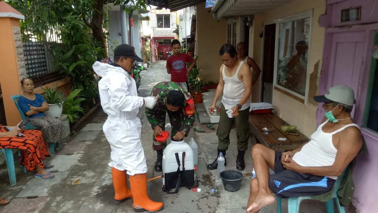 Babinsa Ajak Linmas dan Warga Berantas Covid-19 dengan Penyemprotan Disinfektan