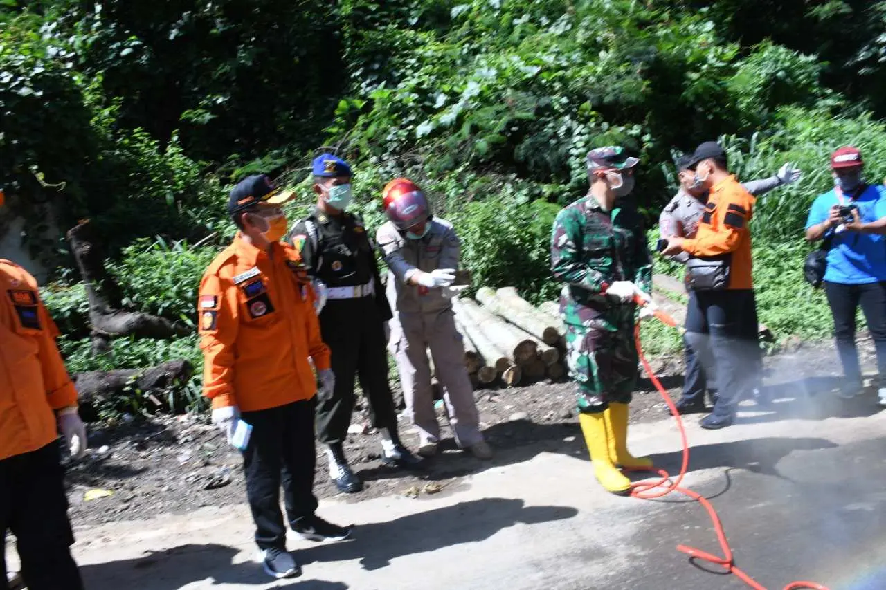 TNI Bersama Forkopimda Cianjur Terus Batasi Penyebaran Covid-19 dengan Penyemprotan Disinfektan