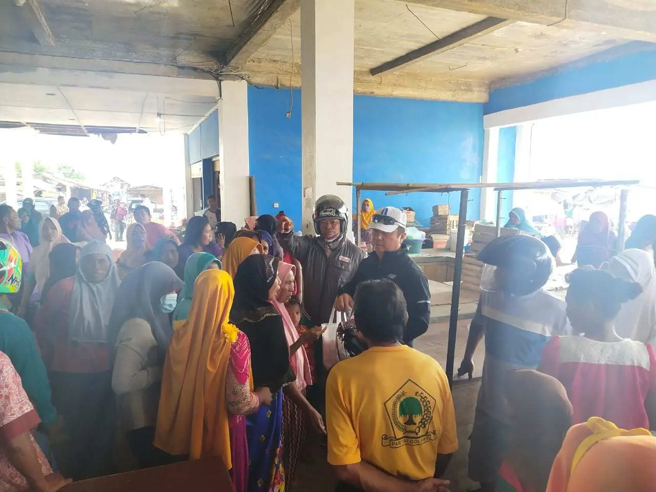 Cegah Covid-19, Bupati Kepsul Bagikan Masker Gratis kepada Warga di Pasar Basanohi Sanana