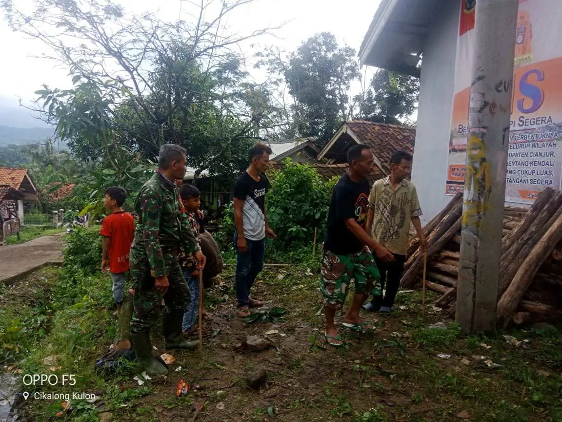 Anggota Satgas TMMD 107 Kodim Cianjur Gotong Royong Bersama Warga Bangun Pos Ronda