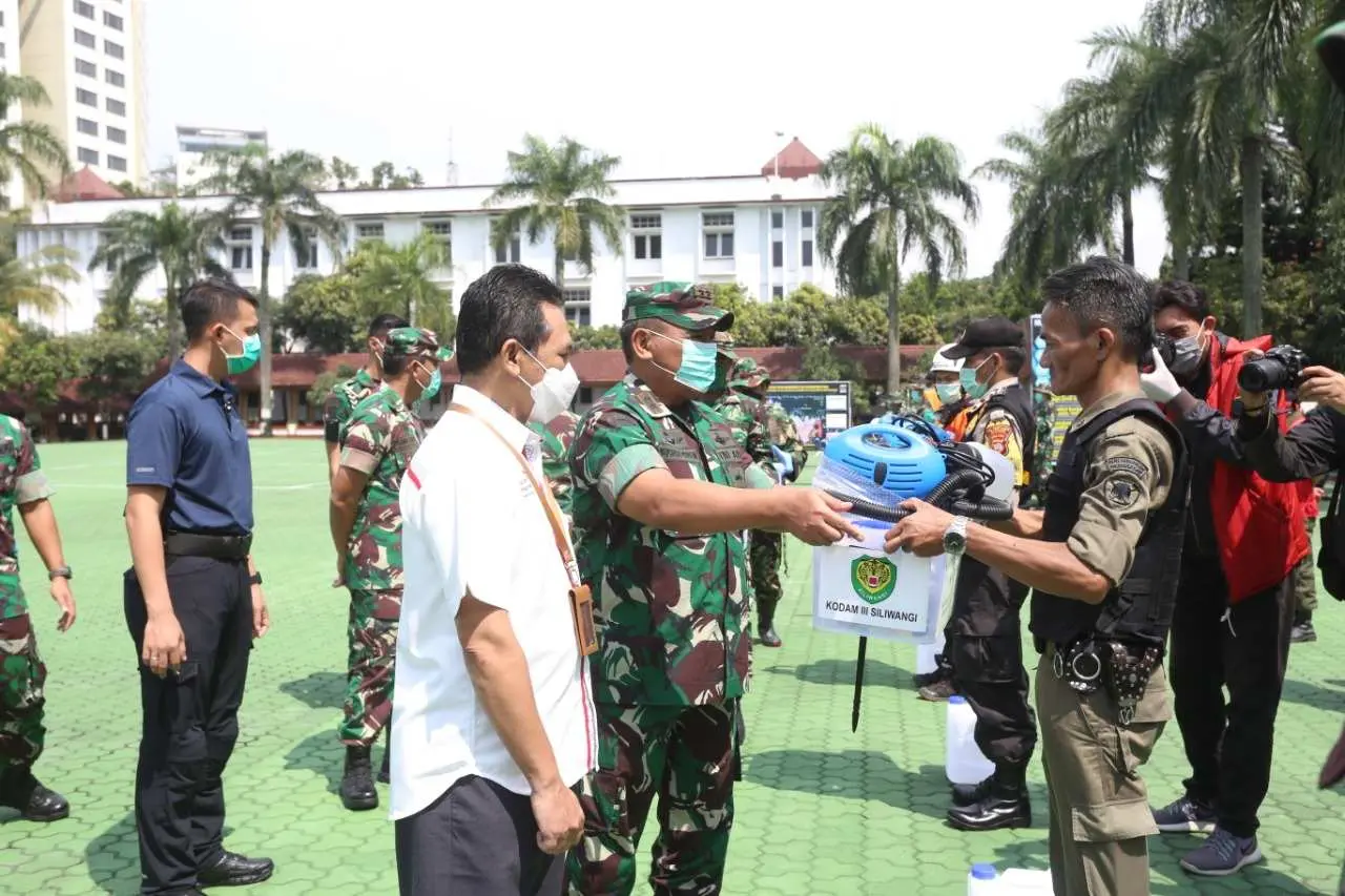 Pangdam III/Siliwangi Cek Kesiapan Perlengkapan Penyemprotan Disinfektan Massal di Kota Bandung