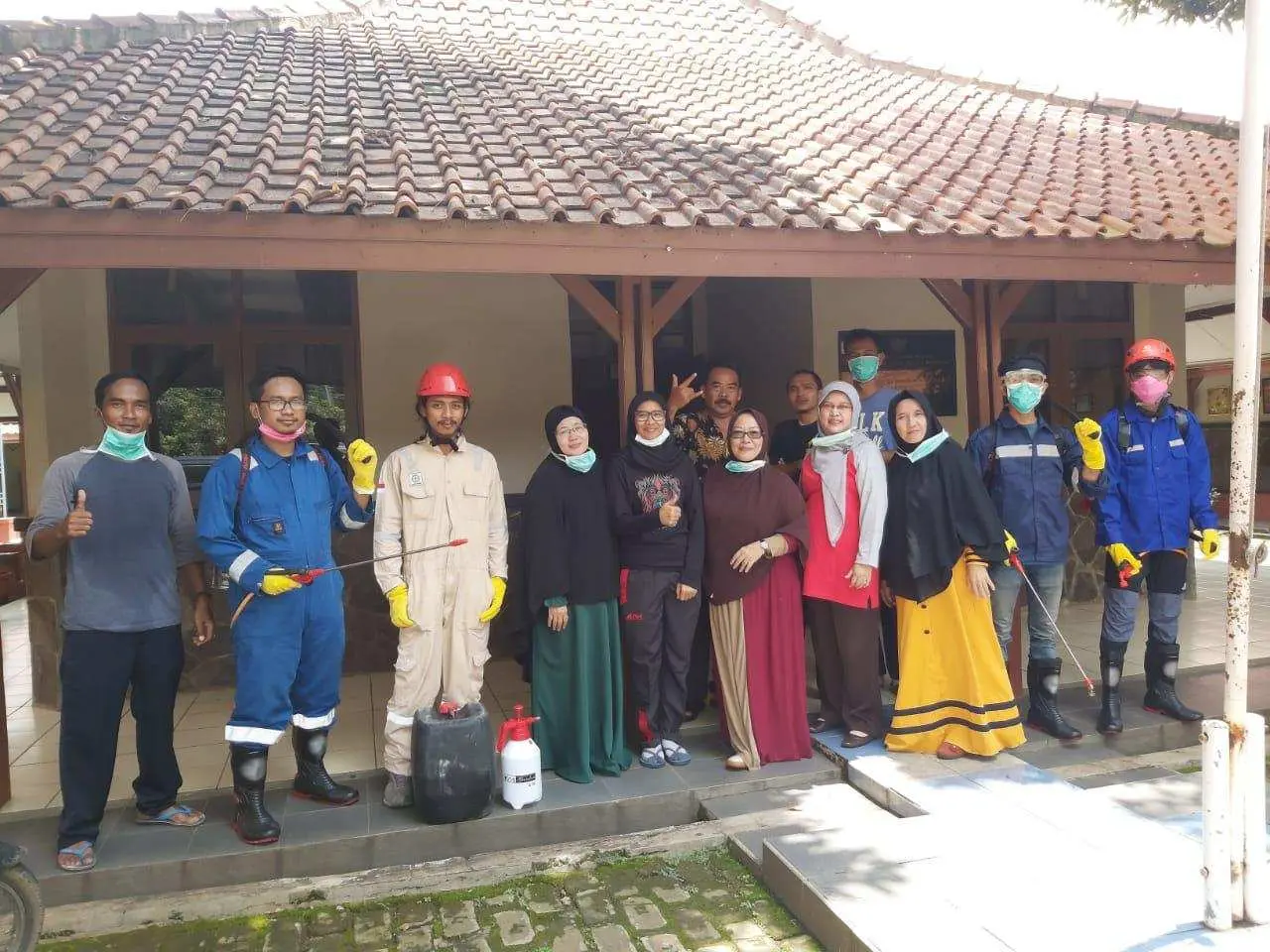 Cegah Covid-19, Relawan Independent Purwakarta Lakukan Penyemprotan Disinfektan Secara Sukarela