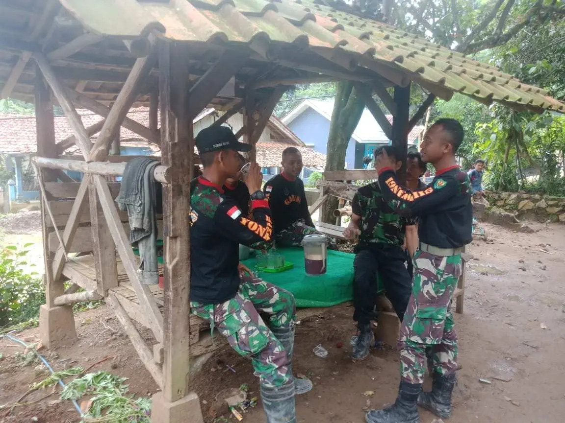TNI dan Warga Berbagi Kisah dan Pengalaman Lewat Secangkir Kopi di TMMD 107 Kodim 0608/Cianjur