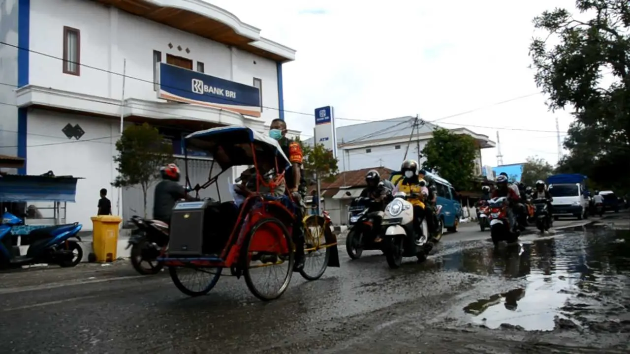 Keliling Gunakan Becak, TNI-Polri Sanana Himbau Masyarakat Tetap Waspada Virus Corona