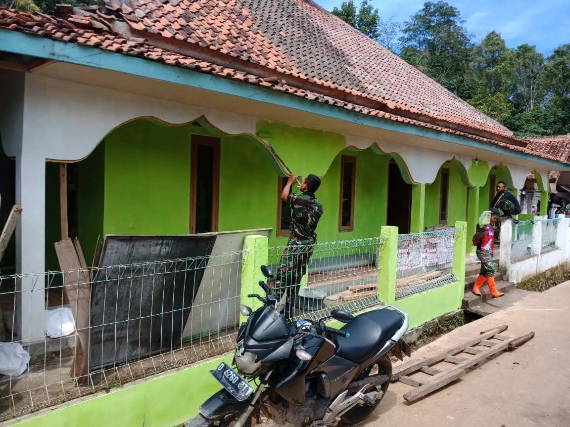 Satgas TMMD 107 Kodim 0608/Cianjur Renovasi Masjid di Desa Mekarmulya