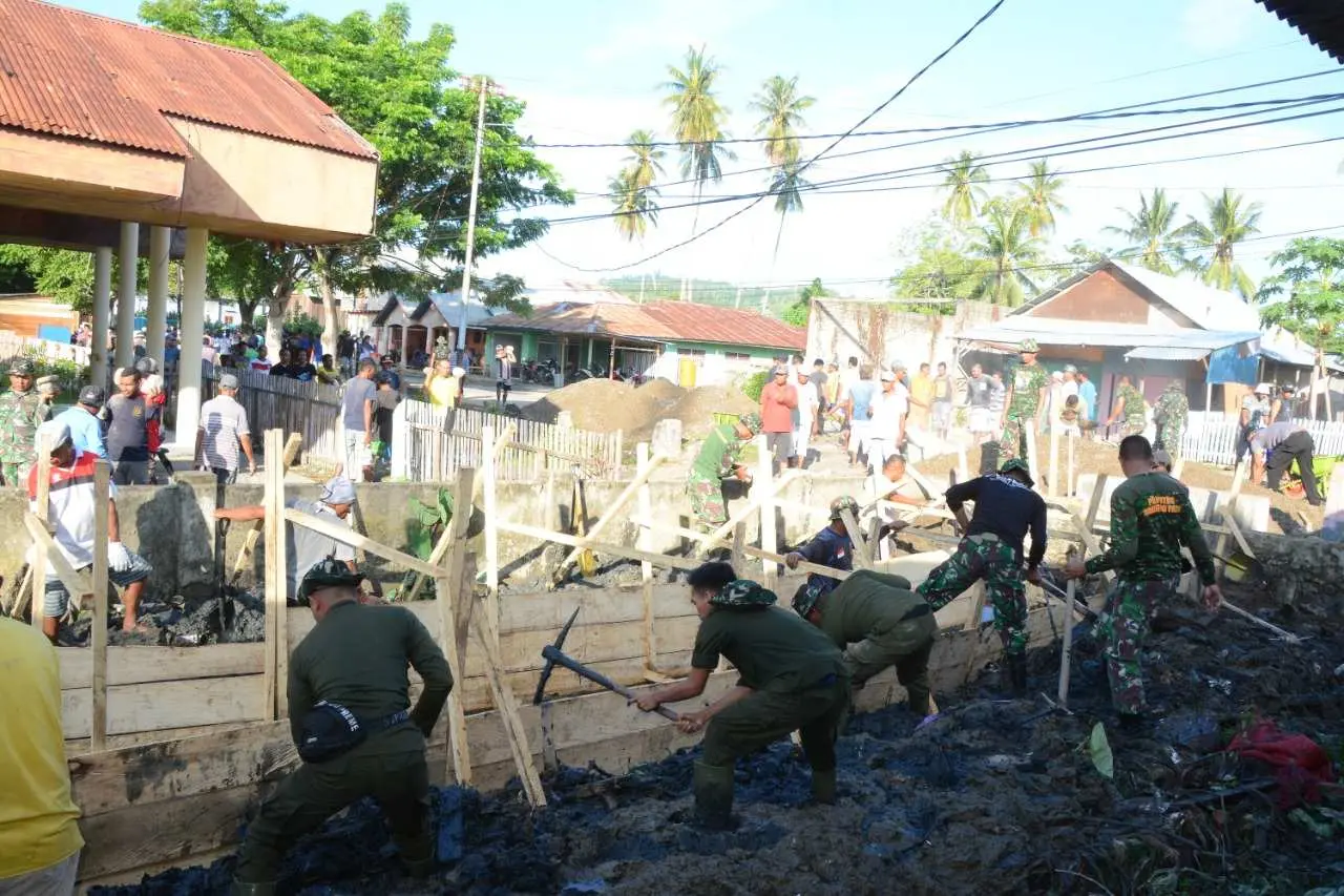 Anggota Menwa Mahanuku Bersama Satgas TMMD ke-107 Kodim Sanana Lanjutkan Agenda Gotong Royong