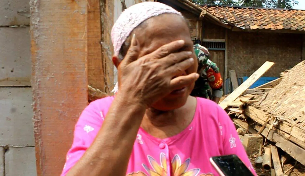 Air Mata Nenek Inah tak Terbendung Saat Gubuk Reyotnya Direhab Total di Program TMMD 107 Kodim 0608/Cianjur