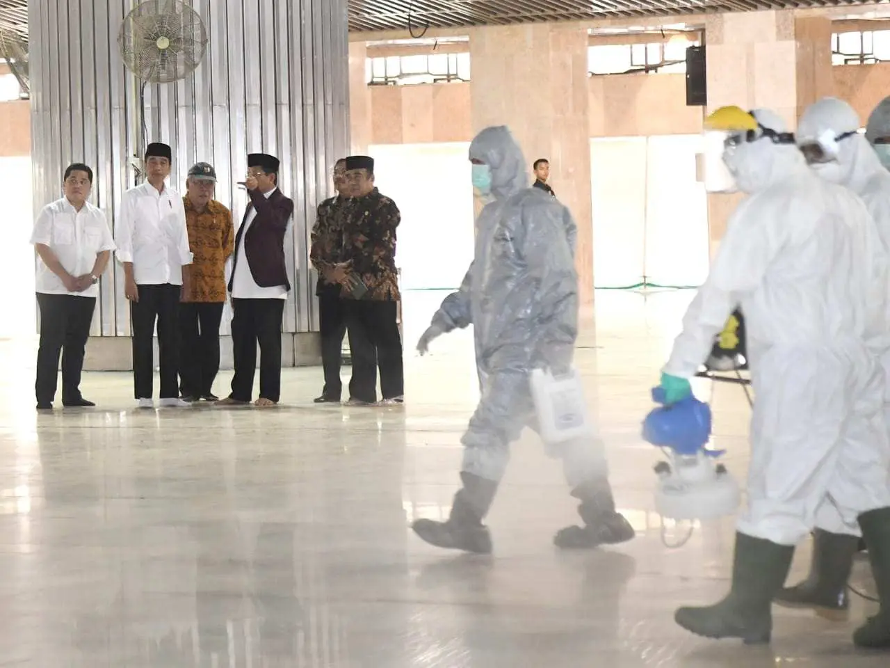 Presiden Jokowi Tinjau Penyemprotan Disinfektan di Masjid Istiqlal